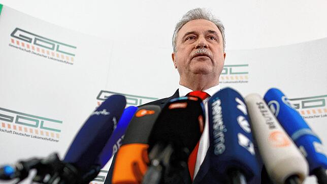 Claus Weselsky, Vorsitzender der Gewerkschaft Deutscher Lokomotivführer (GDL), spricht mit Journalisten bei einer Pressekonferenz über ...