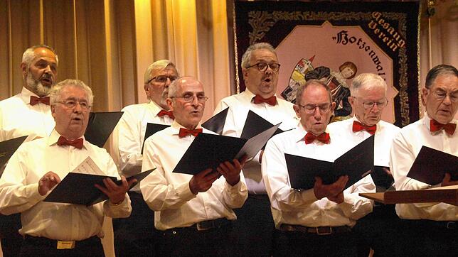 Zum vielfältigen Programm des Jahreskonzertes des Gesangvereins Hotzenwald-Rickenbach trug die Chorgemeinschaft der beiden Männerchöre ...