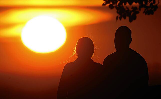 Sonnenuntergang am Bodensee: Der perfekte Moment für Ruhe und Genuss am Valentinstag.