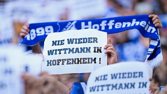 Fans zeigen ihren Unmut gegenüber Spielerberater Wittmann.