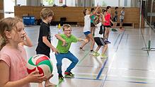 Konzentration, Jubel über erzielte Punkte und sportliche Anstrengung gehören zum Volleyball. Wenn viele Teams gleichzeitig spielen, ...