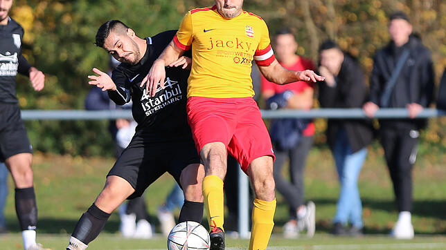 Independiente Singen (Francesco Santoro, rechts) hat das Bezirksligaduell gegen Anadolu Radolfzell (Cuma Püsküllü) mit 2:4 verloren.