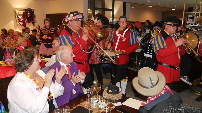 Die Rohrdorfer Musikkapelle unter der Leitung von Roland Mauz lässt es am Rosenmontag beim Schnurren im Restaurant "Froben" krachen. Im ...