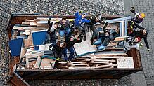 Das Team des &bdquo;RE-USE&ldquo;-Projekts in einem Container mit ausrangierten Bauteilen von einer Sonderausstellung des ...