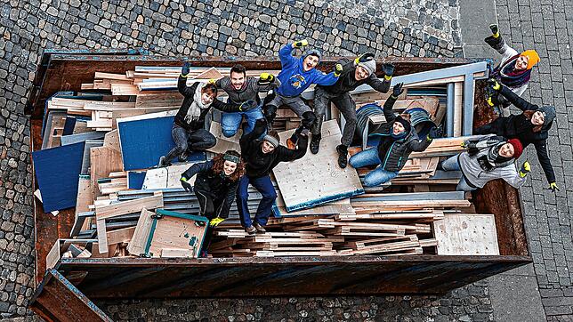 Das Team des &bdquo;RE-USE&ldquo;-Projekts in einem Container mit ausrangierten Bauteilen von einer Sonderausstellung des ...