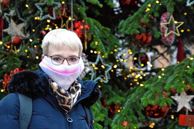 Von ihrer Mutter hat sich Melanie Bozinov eine Maske aus einem Wäschesack nähen lassen, den sie im Notfall tragen kann.