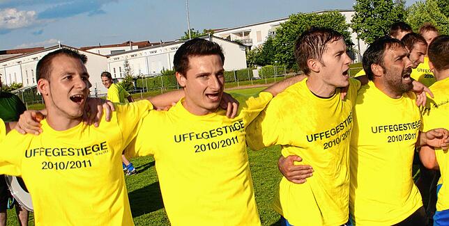 Aufstieg in die Landesliga: Gemeinsam feierte Giovanni Basso (rechts) im Juni 2011 mit (von links) Remo Laisa, Frank Tufaro und Fabian ...