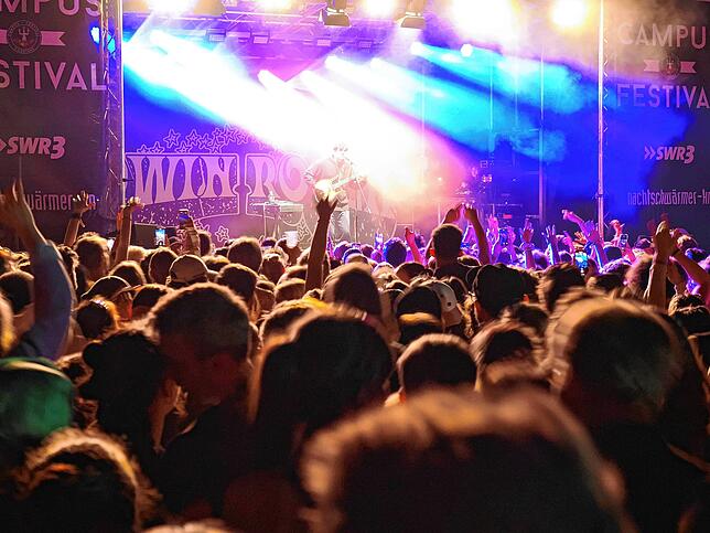Große Gefühle: Edwin Rosen macht auf der Atlantis-Bühne den Abschluss, und tausende Fans singen mit.