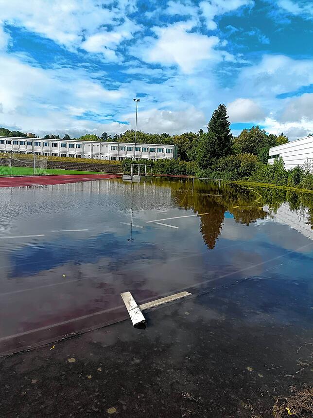 Auch das Sportgelände am Deutenberg-Gymnasium wird überflutet.