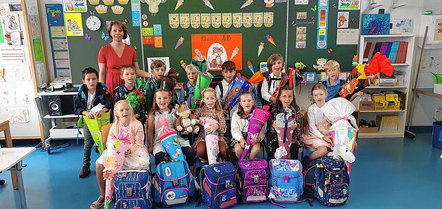 Klasse JüB: Die Kinder mit Klassenlehrerin Kathleen Rüber.