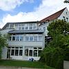 Der 23 Jahre alte Anbau (links im Vordergrund) der Jakob-Gretser-Grundschule soll für einen neuen Anbau weichen. In dem soll dann auch ...