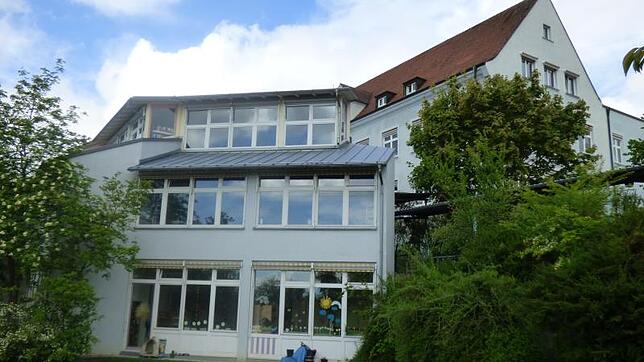 Der 23 Jahre alte Anbau (links im Vordergrund) der Jakob-Gretser-Grundschule soll für einen neuen Anbau weichen. In dem soll dann auch ...