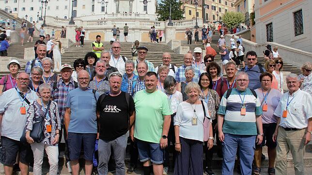 Zu einem Gruppenfoto auf der Spanischen Treppe stellten sich die Romreisenden des Männerchores Gurtweil bei einer Stadtführung zusammen. ...