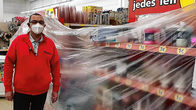 Christian Herbst, Inhaber des Geschäfts &bdquo;Thomas Philipps&ldquo;, darf coronabedingt nicht mehr sein komplettes Sortiment ...
