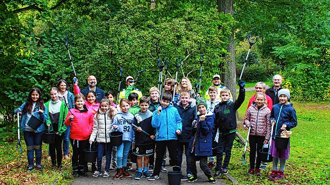 Die Klasse 4a der Grundschule Stockach macht den Anfang: Dreimal pro Woche wird im Stadtgarten Müll gesammelt. Schulleiterin Sonja ...