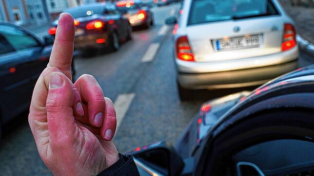 Eine Geste wie auf diesem Symbolbild soll der Vordermann der hinter ihm fahrenden Frau gezeigt haben, nachdem sie ihm signalisiert ...