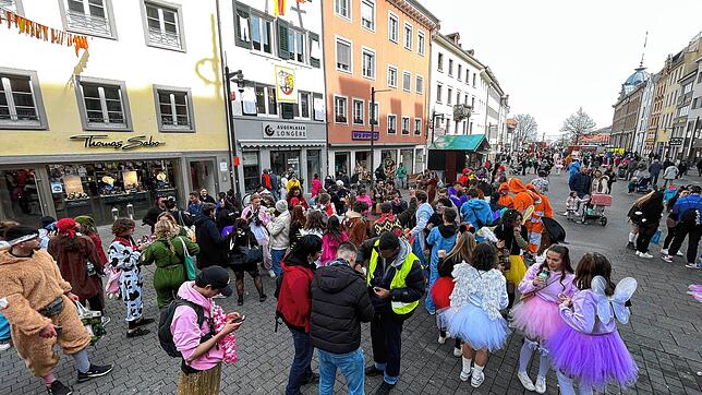 Immer mehr Mäschgerle bevölkern die Konstanzer Marktstätte.