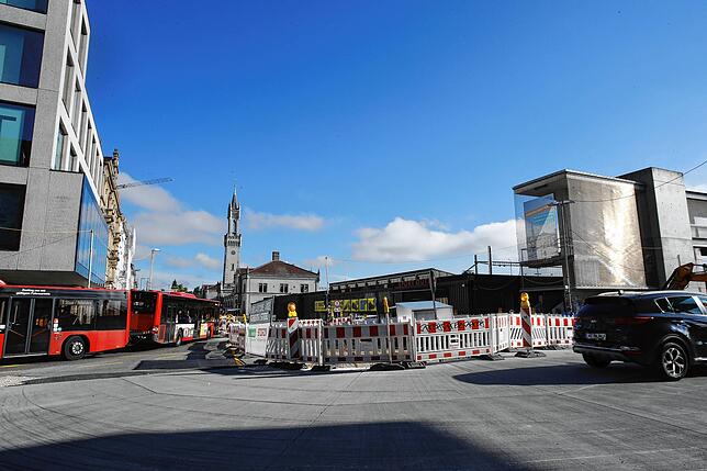 (Archivbild) Durch die Baustelle am Bahnhofplatz und Lago-Kreisel werden ab Ende September nur noch zehn Busse pro Stunde fahren.