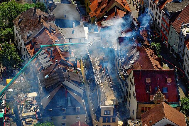 Bild 3: Am Morgen danach: So sieht es nach dem Großbrand in der Zollernstraße aus