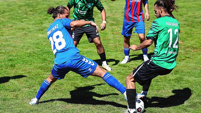 Das Derby zwischen Verbandsliga-Absteiger SC Konstanz-Wollmatingen (Riccardo Pati, links) und dem VfR Stockach (Yusuf Karaman) endete ...