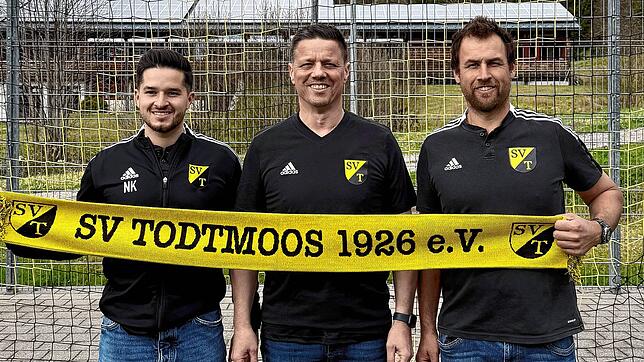 Willkommen im Schwarzwald: Stephan Brachat (Mitte) aus Eichsel wird in der neuen Saison den Trainerposten beim SV Todtmoos übernehmen. ...
