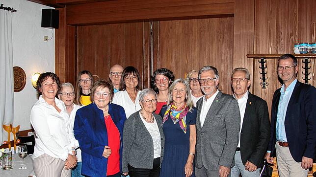 Freude im Vorstand des Netzwerks (von links) Ingrid Burow, Ingrid Gielen, Maren Kanz, Cordula Fischer, Bernado Winter, Dagmar Brauer, ...