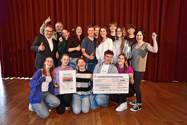 Daumen hoch: Das Thomas-Strittmatter-Gymnasium St. Georgen erhält von der Jury 9000 Euro für ihre Klimastation.