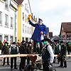 Ludwig Egenhofer von der Allensbacher Alet beim Aufstellen des Narrenbaums. Auch er macht sich Gedanken, wie es in der Ukraine weitergeht.