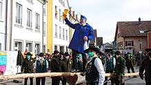 Ludwig Egenhofer von der Allensbacher Alet beim Aufstellen des Narrenbaums. Auch er macht sich Gedanken, wie es in der Ukraine weitergeht.