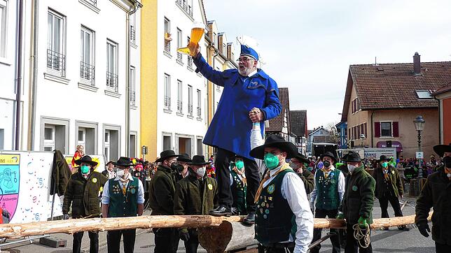 Ludwig Egenhofer von der Allensbacher Alet beim Aufstellen des Narrenbaums. Auch er macht sich Gedanken, wie es in der Ukraine weitergeht.