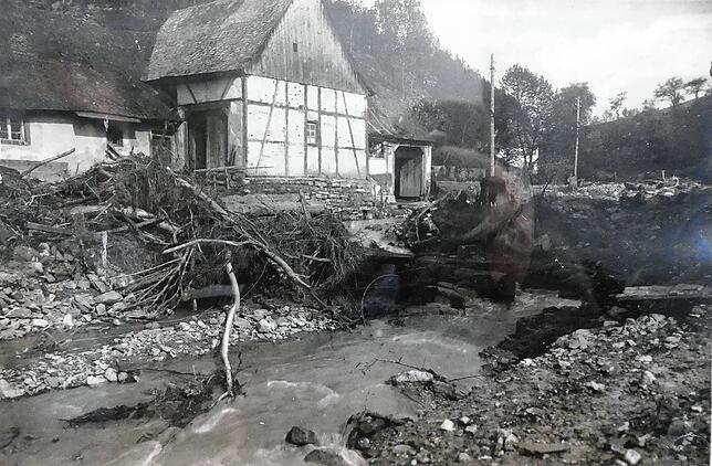 Ein weiterer Anblick der Zerstörung in Aselfingen durch das Hochwasser 1924. Dieses Gebäude steht auf der anderen Seite des Aubachs ...