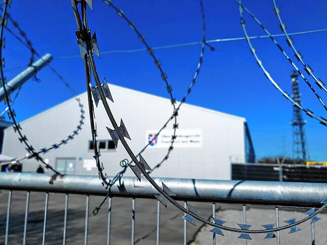 Das mit Stacheldraht gesicherte Gerichtsgebäude in Frankfurt-Sossenheim.