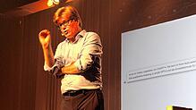 „Der Rest ist Hausaufgabe!“ Johannes Schröder bei seinem Auftritt in der Stadthalle in Sigmaringen.