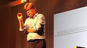 „Der Rest ist Hausaufgabe!“ Johannes Schröder bei seinem Auftritt in der Stadthalle in Sigmaringen.