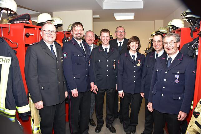 Ehrungen in der Freiwilligen Feuerwehr Stetten (von links): Kommandant Dagobert Heß, Tobias Heiß, Bürgermeister Daniel Heß, Till Bruzek ...
