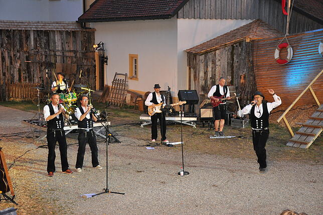 Die Alemannenrockband Luddi taufte ihr siebtes Album „Retour de France“ im Klostergarten in Riedern am Wald vor der schönen ...
