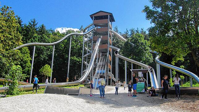 Der große Rutschenturm im Wildpark wurde zwar im vergangenen Jahr schon gebaut, kann aber erst seit der Öffnung im April genutzt werden. ...