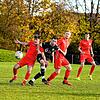 Der FC Hochemmingen (Julian Künstler, Mitte) setzte sich gegen Pfaffenweiler (Marc Baumhäckel von links, Tomi Sprem und Adrian ...