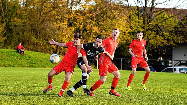 Der FC Hochemmingen (Julian Künstler, Mitte) setzte sich gegen Pfaffenweiler (Marc Baumhäckel von links, Tomi Sprem und Adrian ...
