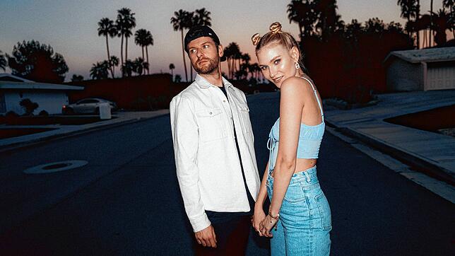 Daniel Grunenberg und Carolin Niemczyk sind das Elektropop-Duo Glasperlenspiel. Beide leben in Berlin, verbringen aber auch viel Zeit in ...