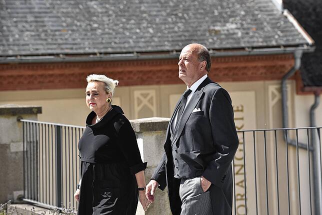 Bild 5: Abschied von Heinrich Fürst zu Fürstenberg: Besucher auf dem Weg in die Donaueschinger Stadtkirche