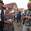 Auch, wenn Dieter Frank (rechts) diesmal kein Glück hatte bei den Losverkäufern Marcel Pfaff und Regina Grundler, lobt der Uhldinger das ...