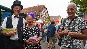 Auch, wenn Dieter Frank (rechts) diesmal kein Glück hatte bei den Losverkäufern Marcel Pfaff und Regina Grundler, lobt der Uhldinger das ...