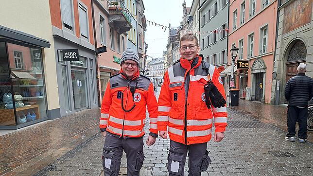 Wer Hilfe benötigt, findet die Rettungskräfte im Bürgersaal oder mitten im Geschehen auf den Straßen. So sind beispielsweise Yannick ...