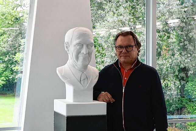 Frank Obrist neben einer Büste von Felix Wankel, der Anfang der 60er Jahre zur Forschung in das Gebäude in Lindau zog.