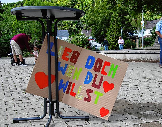 Der Platz ist fast leer – die Botschaft bleibt.
