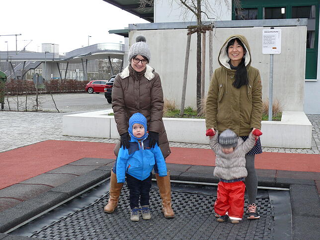 Sie spielen gerne hier und würden das Aus für das Trampolin sehr bedauern: Mirjam Huss (links) mit Samuel (3) und Jia Eckhard mit Luna ...