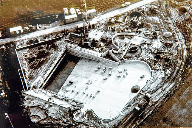 Baubeginn des Wellenbads war September 1981. Hier ist die Baustelle zu sehen, wie sie rund ein Jahr später aussah.