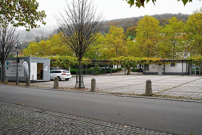 Wer ein Krankenhaus besuchen möchte, benötigt einen offiziellen negativen Corona-Test. Eine Teststation gibt es beispielsweise auf dem ...