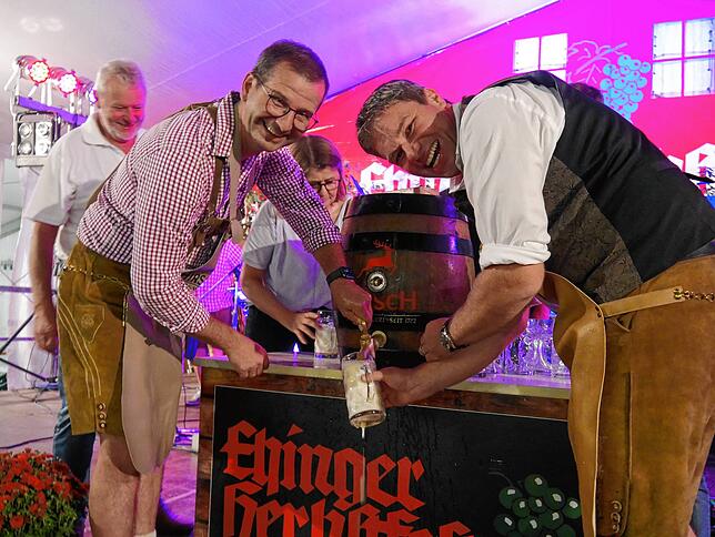 Ein eingespieltes Bieranstich-Team: Bürgermeister Patrick Stärk (links) und Michael Heinermann, Vorsitzender der Musikapelle Ehingen.